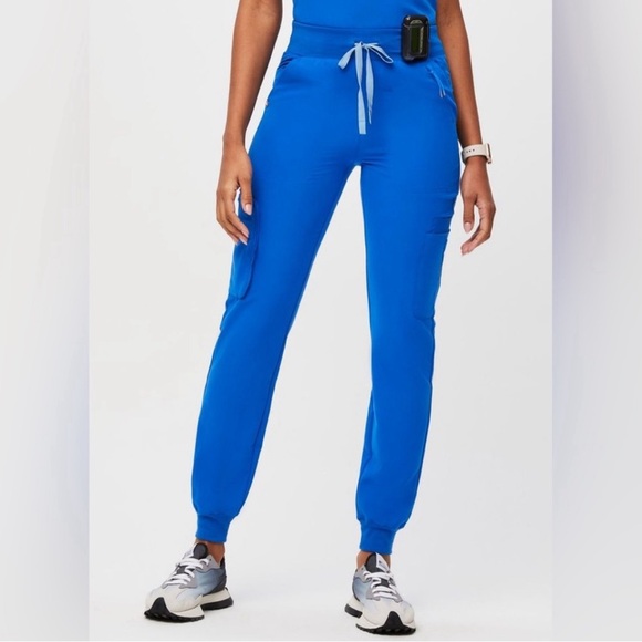 22-Pocket Jogger and Top - Picture 4 of 4